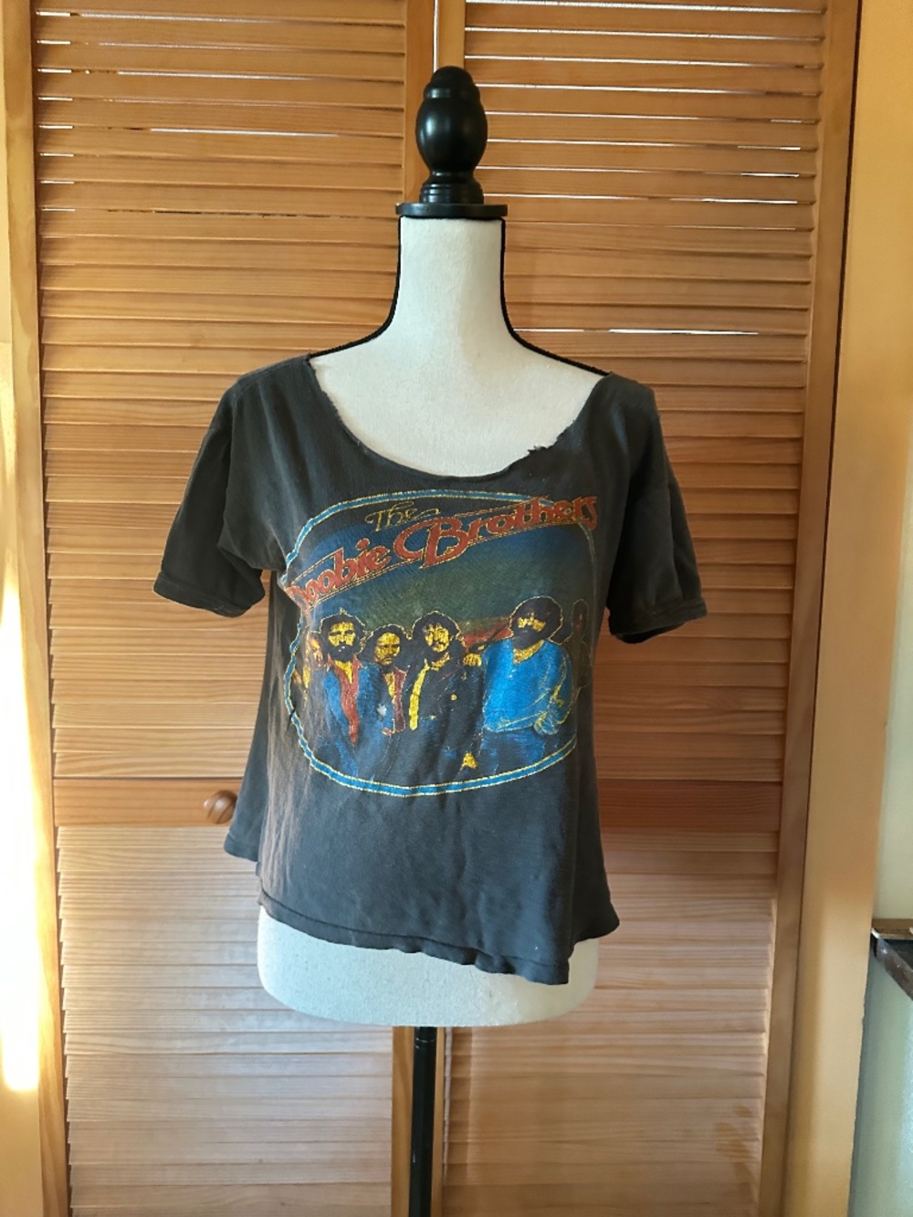 Vintage Doobie Brothers Concert T-Shirt: 70s Rock and Roll, Cut Neckline